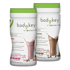 Polvo para preparar una bebida con delicioso sabor a fresa y chocolate, proporciona proteína, fibra, vitaminas y minerales.