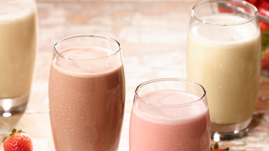 Vasos de batidos con BodyKeyTM, bebidas con sabor a fresa y chocolate que proporciona proteína, fibra, vitaminas y minerales.